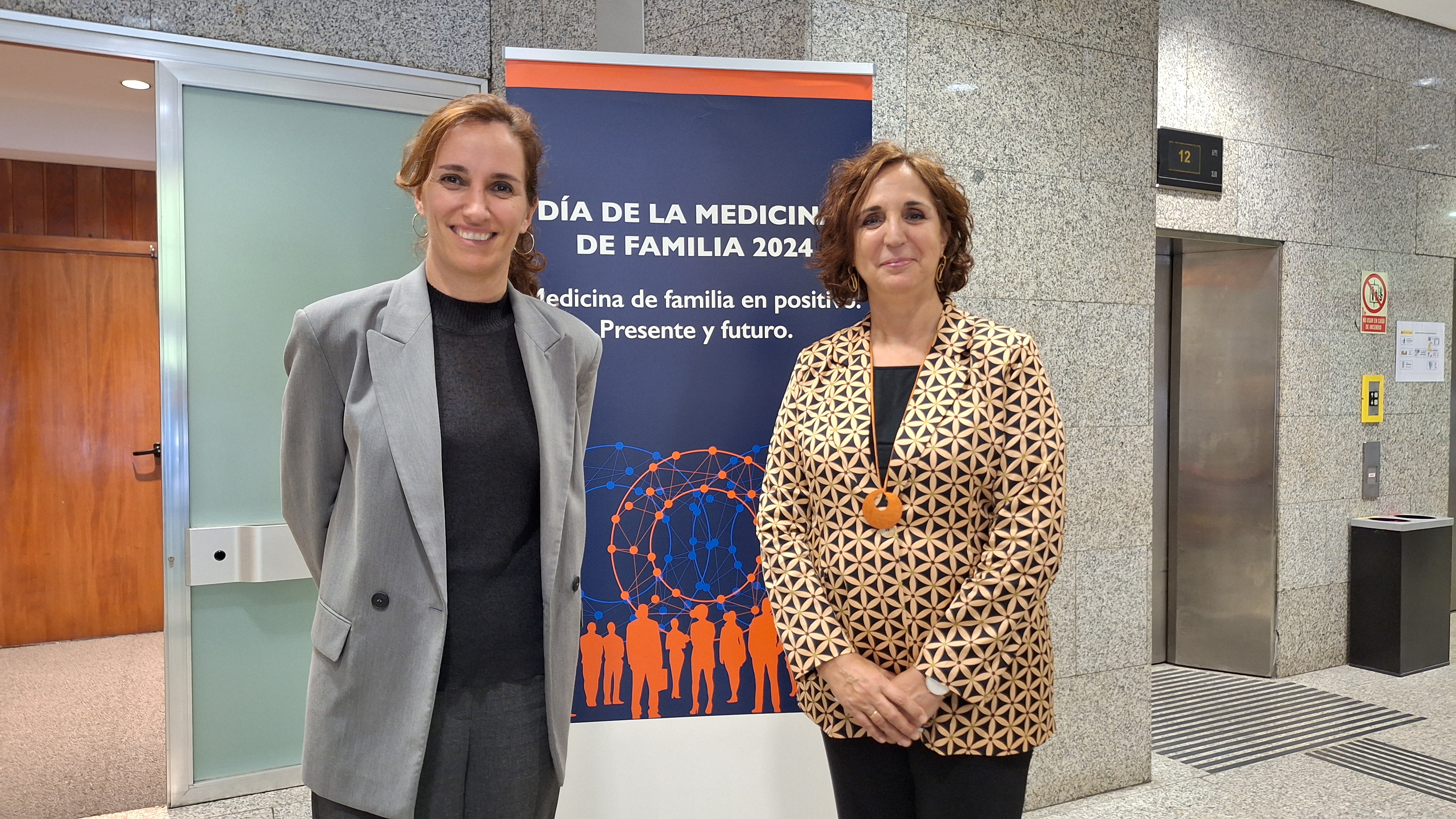 La Ministra de Sanidad, Mónica García, junto a Remedios  Martín, presidenta de la semFYC.